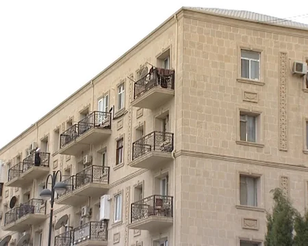 Bakıxanov qəsəbəsində eyvanlarda quraşdırılan paltar ipləri sökülüb - FOTO