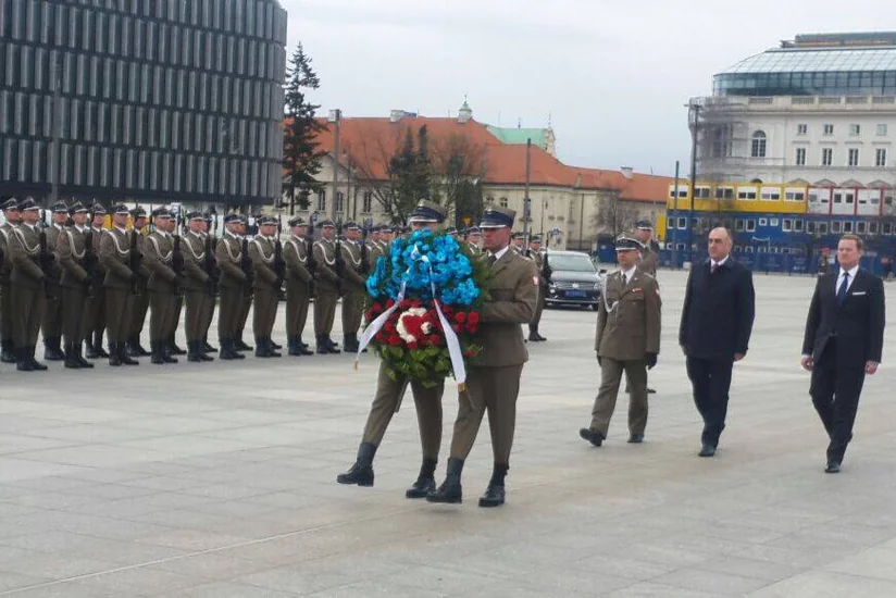 Глава МИД Азербайджана возложил венок к мемориалу неизвестного солдата в Варшаве