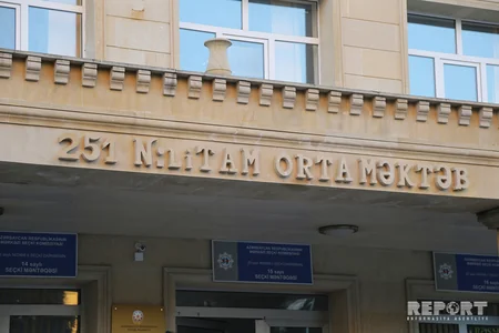 Bakıda orta məktəbin qapılarının bağlanması valideyn və şagirdləri narazı salıb - VİDEO