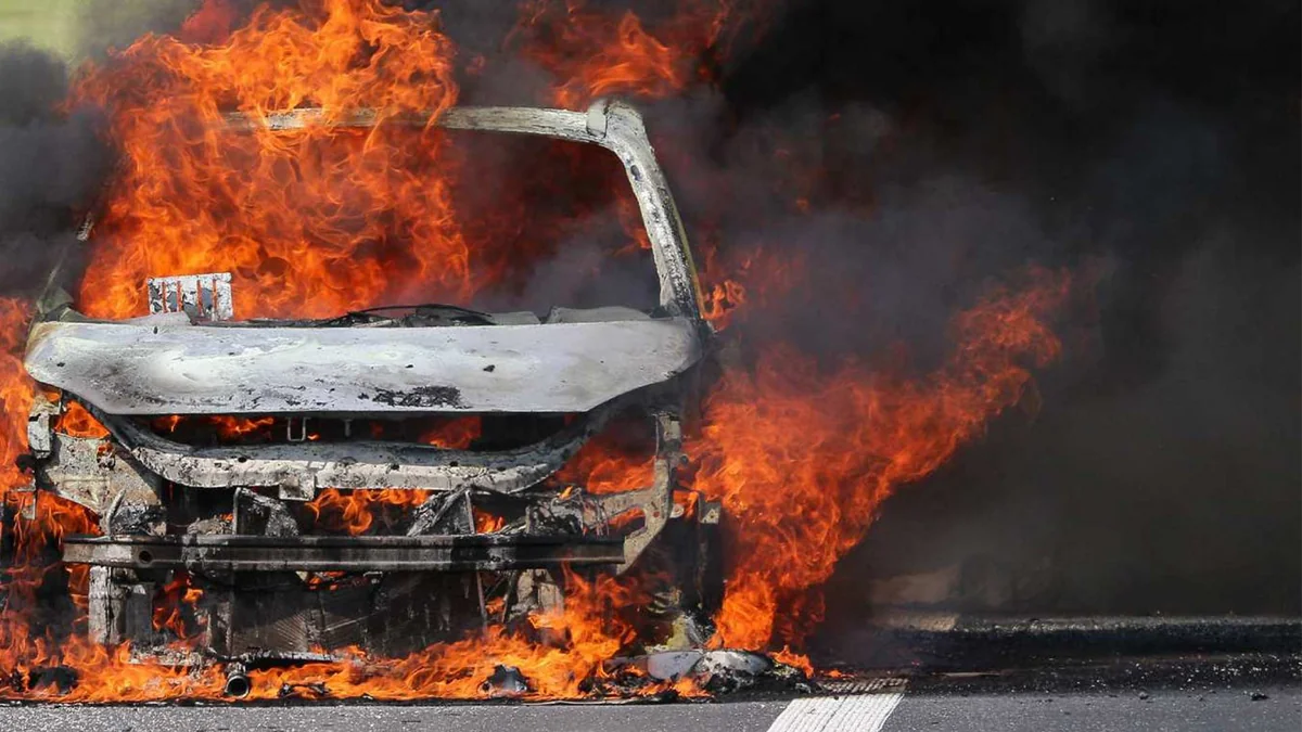 Bakıda mikroavtobus yanıb