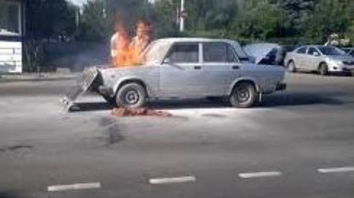 Bakıda minik avtomobili yanıb