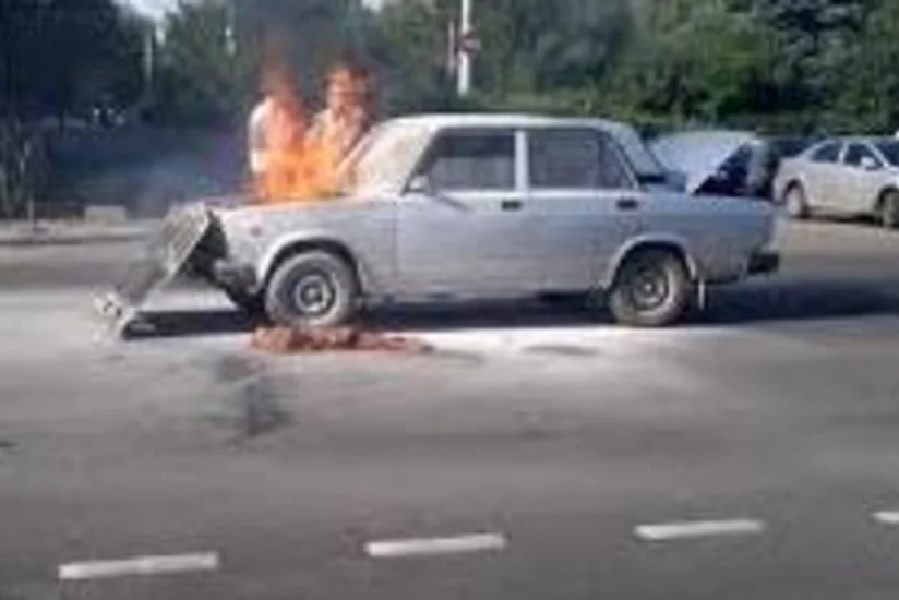 Bakıda minik avtomobili yanıb