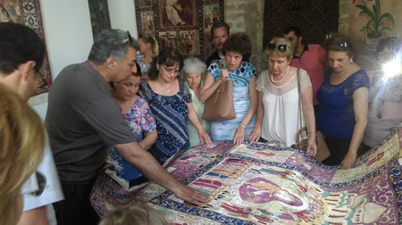 NUR Art House-da “Bağça-bağda süzən quşlar” adlı sərgi açılıb