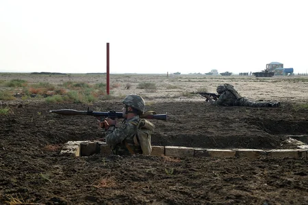 Defense Minister watches combat training classes