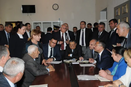 Rövşən Rzayev məcburi köçkünlərin müraciətlərinin araşdırılması üçün tapşırıqlar verib