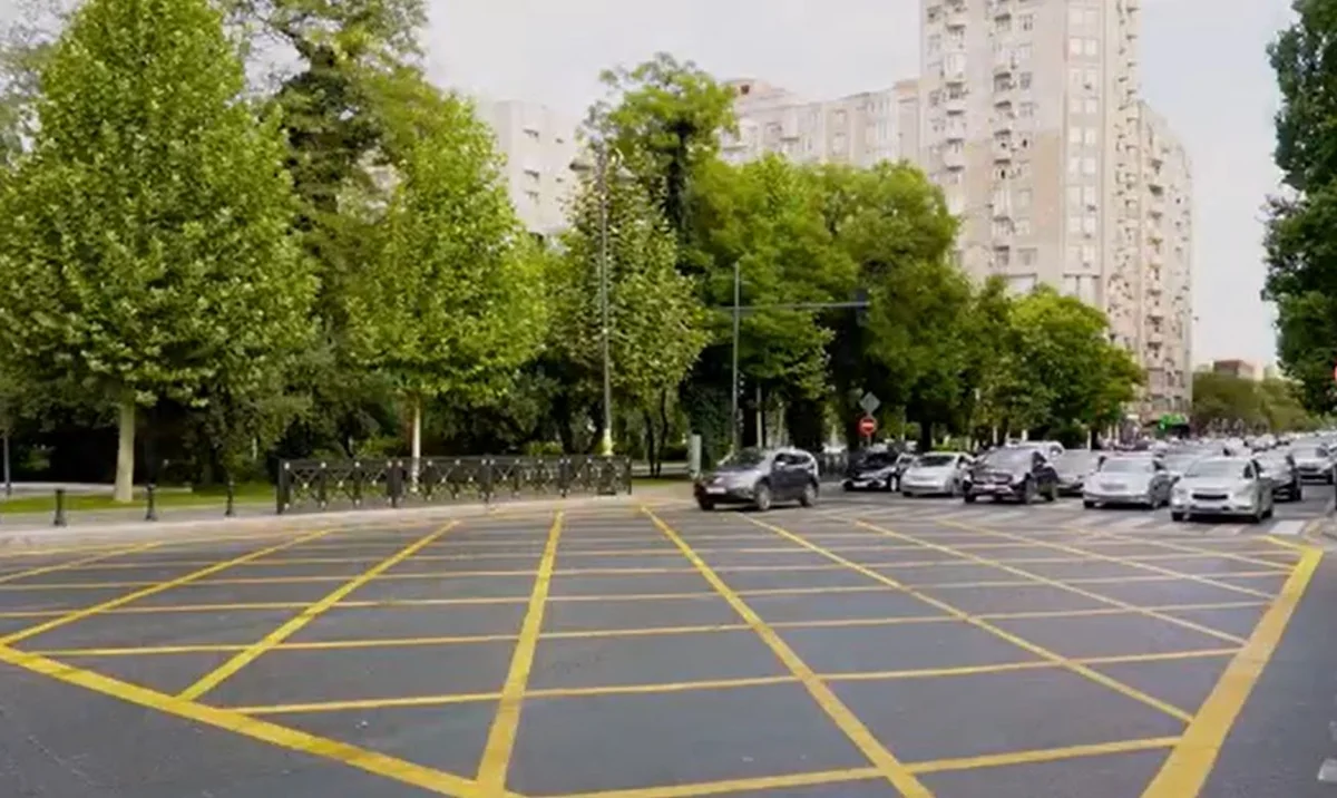 Bakıda hərəkətin intensiv olduğu yol kəsişməsində nəqliyyat şəraiti yaxşılaşdırılıb 