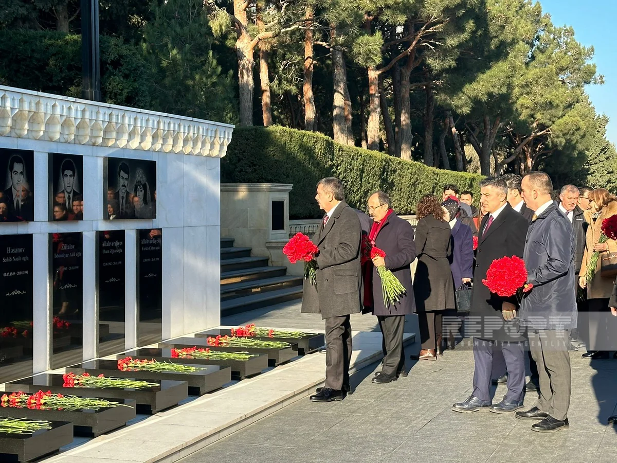 Türkiyənin təhsil naziri Fəxri və Şəhidlər xiyabanlarını ziyarət edib