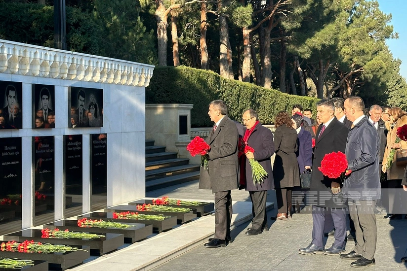 Türkiyənin təhsil naziri Fəxri və Şəhidlər xiyabanlarını ziyarət edib