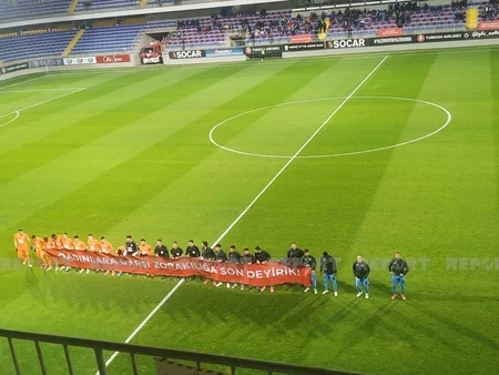 Neftçi və Səbail komandaları oyuna pankartla çıxıblar