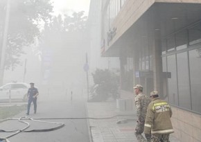 В центре Бишкека произошел пожар в здании, где расположен филиал банка KICB
