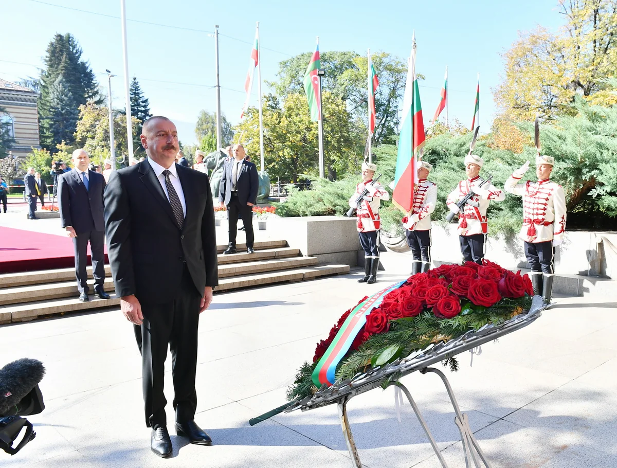 İlham Əliyev Sofiyada naməlum əsgərin məzarını ziyarət edib