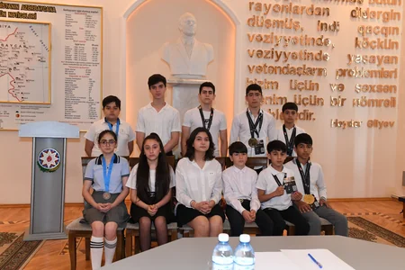 Dövlət Komitəsinin sədri məktəbli ilə şahmat oynayıb