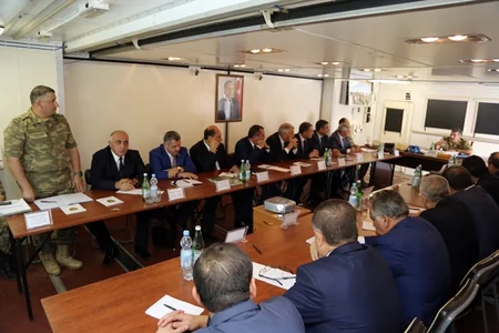 ​Müdafiə naziri cəbhəboyu yerləşən rayonların icra başçıları ilə müşavirə keçirib