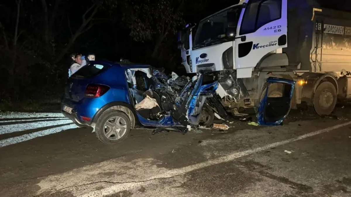 Пятеро погибли при лобовом столкновении легковушки и грузовика на севере Турции