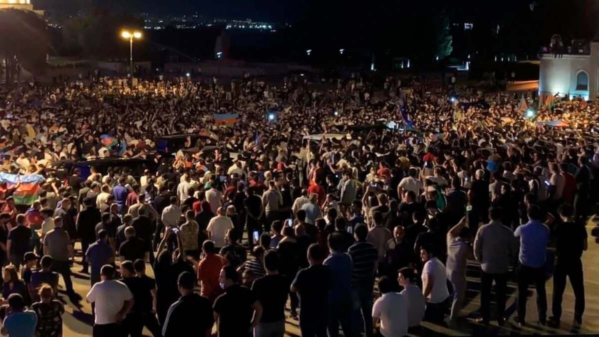 Prokuror Orduya dəstək aksiyasında təqsirləndirilən şəxslərə şərti cəza verilməsini xahiş edib
