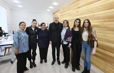 İlham Əliyev və Mehriban Əliyeva Xocalı şəhərinə köçən sakinlərlə görüşüblər - YENİLƏNİB
