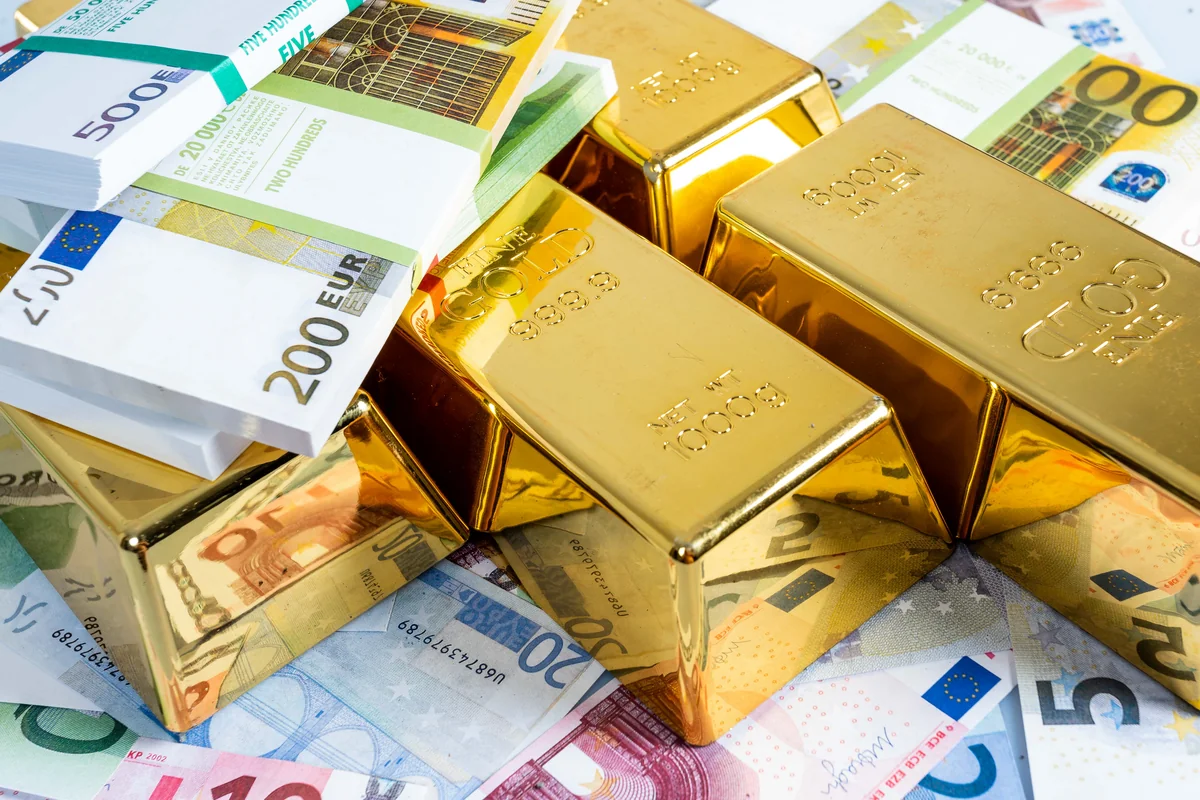 Gold prices on global markets declining