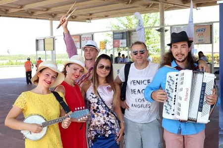 Rusiyalı turistlər Türkiyədə gül-çiçəklə qarşılanıb