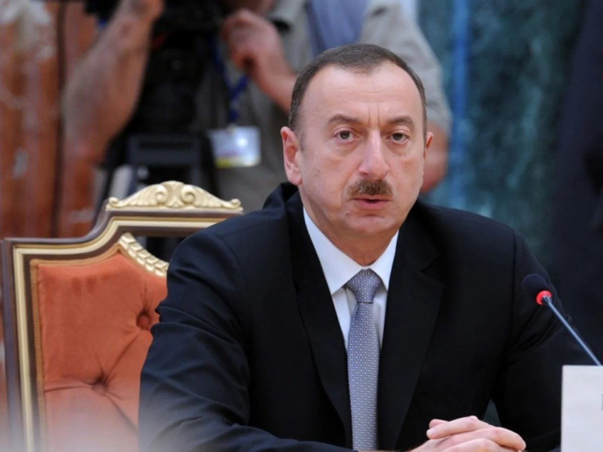 ​Dövlət başçısı: Süni şəkildə iş yerləri yaradılır, sonra o maaş onun-bunun cibinə gedir