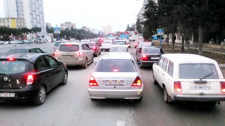 Bakının bəzi yollarında sıxlıq yaranıb