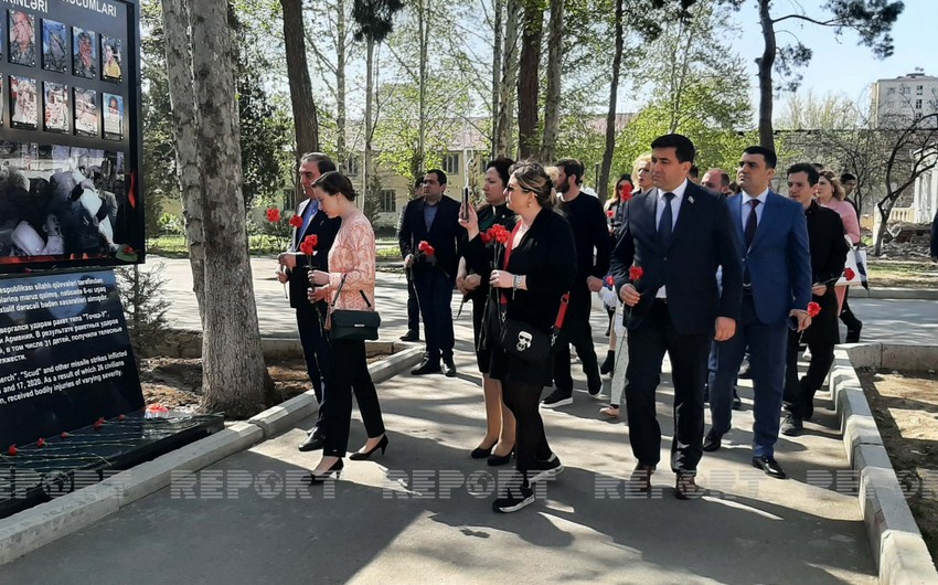 Gürcüstanın mədəniyyət xadimləri ermənilərin Gəncədə dağıtdıqları əraziyə baş çəkiblər - YENİLƏNİB