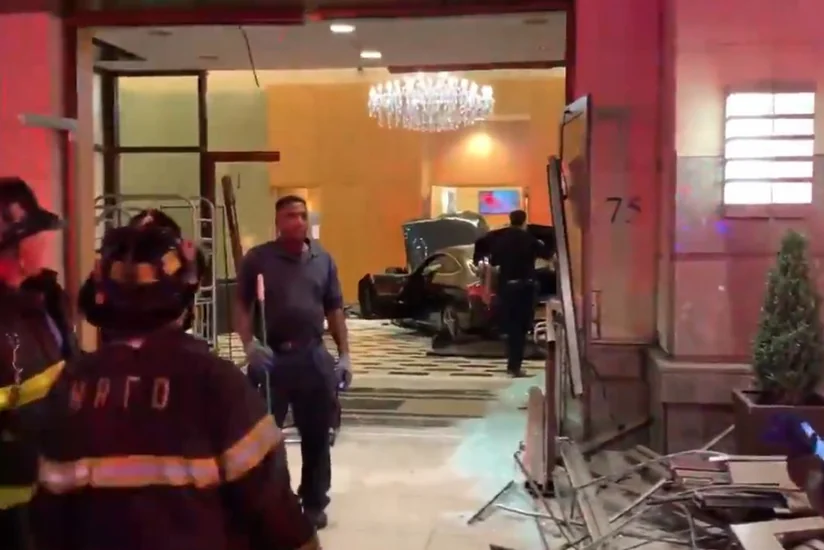 Машина въехала в вестибюль башни Trump Plaza в штате Нью-Йорк - ВИДЕО