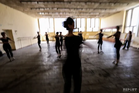 Musiqi səsləri, dəhlizdə gəzişən kiçik balerinalar - REPORTAJ