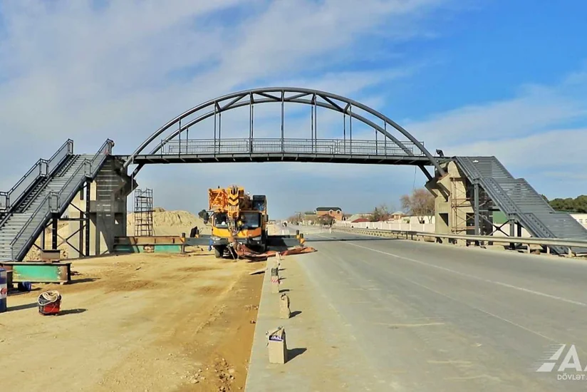 Hacı Zeynalabdin Tağıyev qəsəbəsinə gedən yolda piyada keçidi inşa edilir