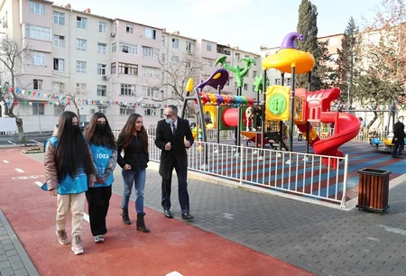 Leyla Əliyeva Bakıda abadlaşdırılan daha bir həyətin açılışını edib, ağac əkib