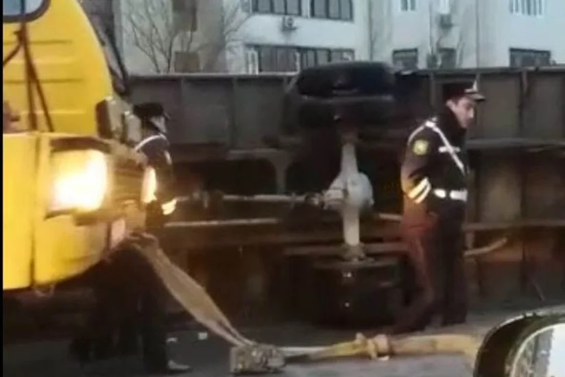 В Баку столкнулись 3 машины, грузовик перевернулся