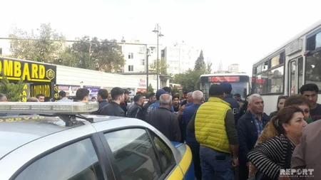 Bakıda BNA-nın cərimələdiyi avtobus sürücüsü sərnişinləri düşürərək xətdən çıxıb - FOTO - VİDEO