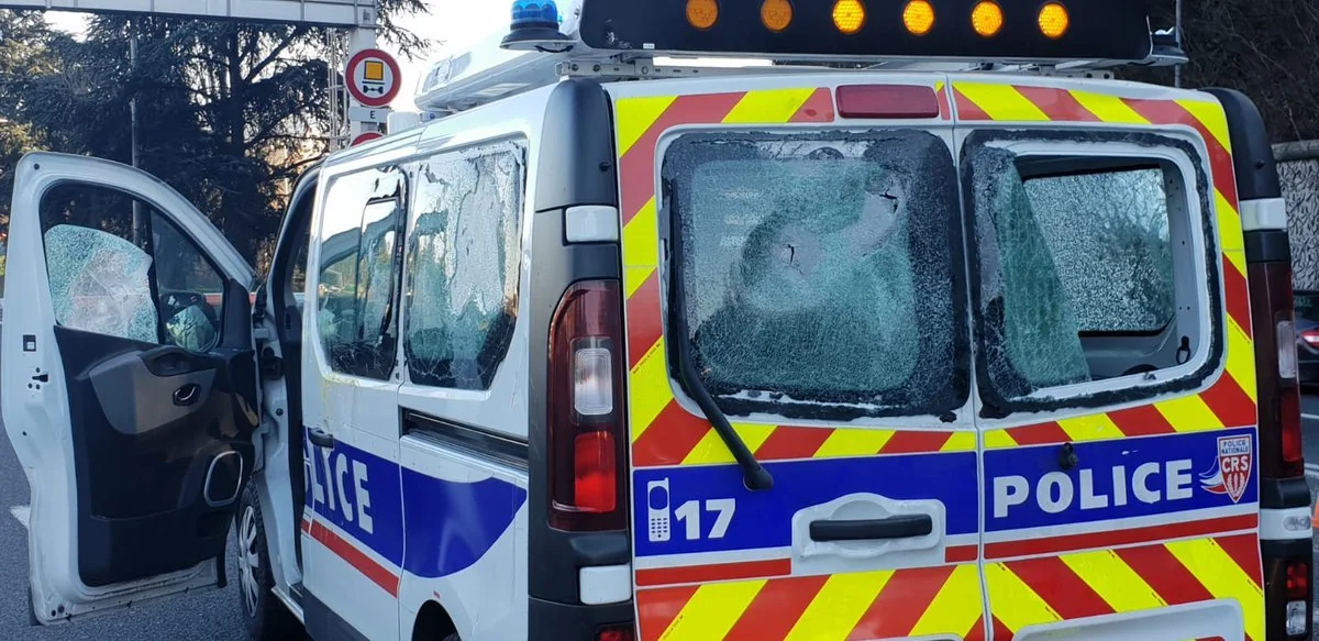 В Лионе желтые жилеты напали на полицейский автомобиль - ВИДЕО