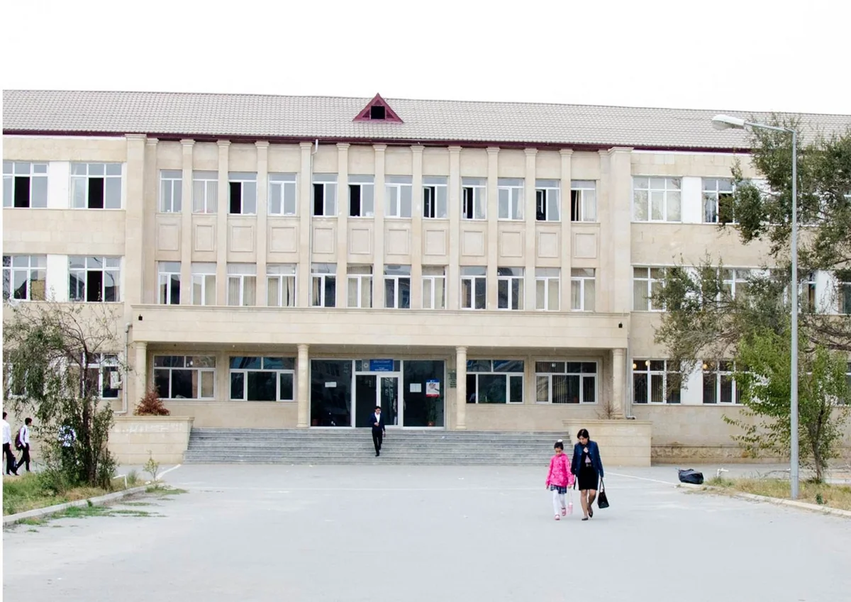 Məktəb: Şagird dərsdən qaçmaq üçün özünü ikinci mərtəbədən atıb