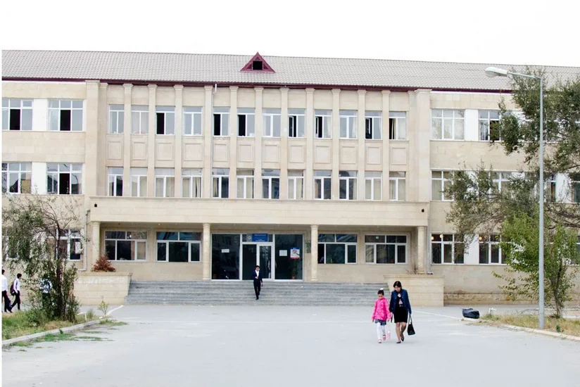 Məktəb: Şagird dərsdən qaçmaq üçün özünü ikinci mərtəbədən atıb