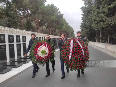 TDT-nin Bakı-Şuşa forumunun iştirakçıları Fəxri və Şəhidlər xiyabanlarını ziyarət ediblər