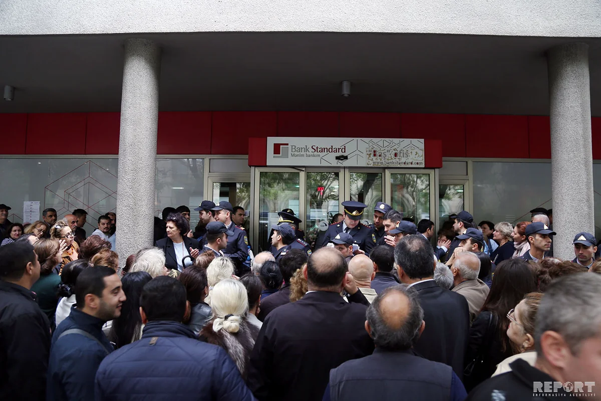 Bank Standardın qarşısında izdiham yaranıb - FOTO