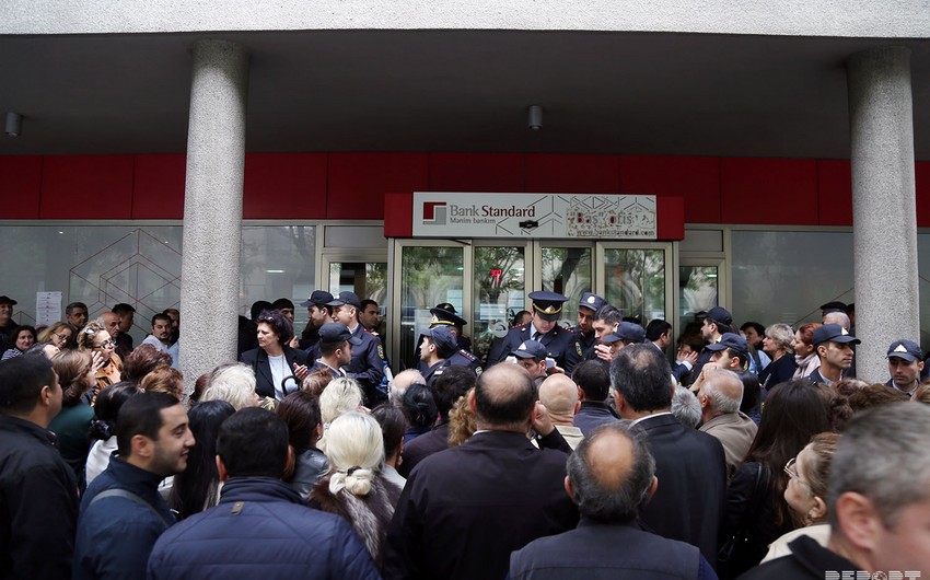 Bank Standardın qarşısında izdiham yaranıb - FOTO
