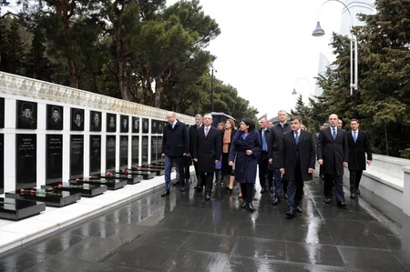 Gürcüstan Prezidenti Fəxri və Şəhidlər xiyabanlarını ziyarət edib