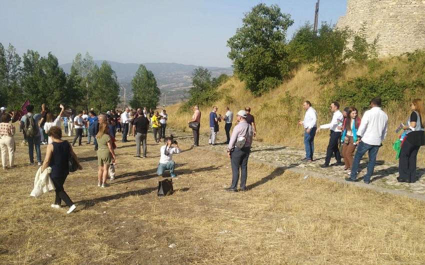 Şuşaya səfər edən diaspor üzvü: 28 il öncə bu yerləri ayaqyalın tərk etmişəm