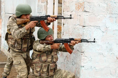 Baş Qərargah rəisi Quru Qoşunlarında olub, xidməti müşavirə keçirib