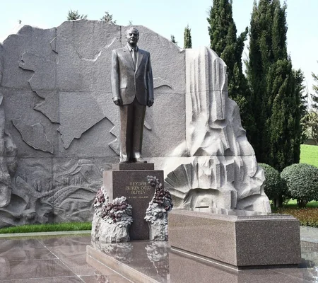 Prezident İlham Əliyev ümummilli lider Heydər Əliyevin məzarını və Şəhidlər xiyabanını ziyarət edib - YENİLƏNİB