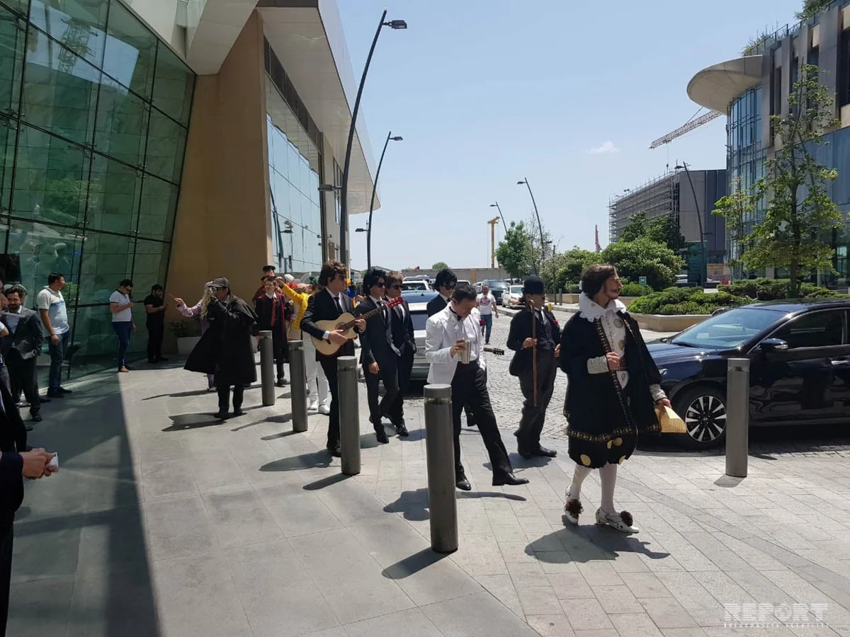 Famous English characters in Baku streets  - VIDEO
