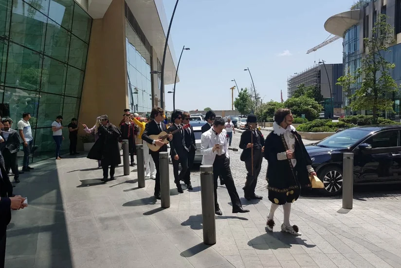 Famous English characters in Baku streets  - VIDEO