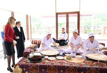 Bolqarıstanın birinci xanımı Azərbaycan milli mətbəxinin nümunələri ilə tanış olub