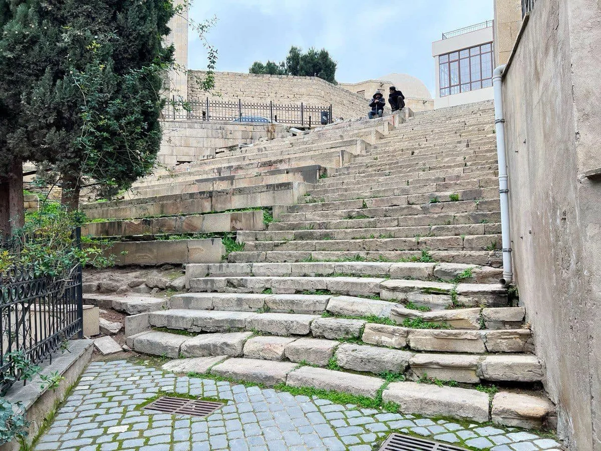 Ичеришехер: Пригодные к реставрации камни перед Воротами Султана Мурада использованы повторно