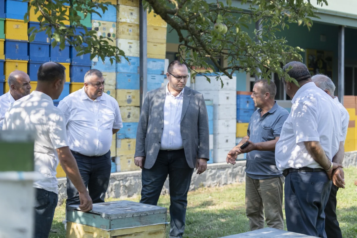 Kənd təsərrüfatı naziri Qaxda təsərrüfatlara baş çəkib, fermerlərlə görüşüb
