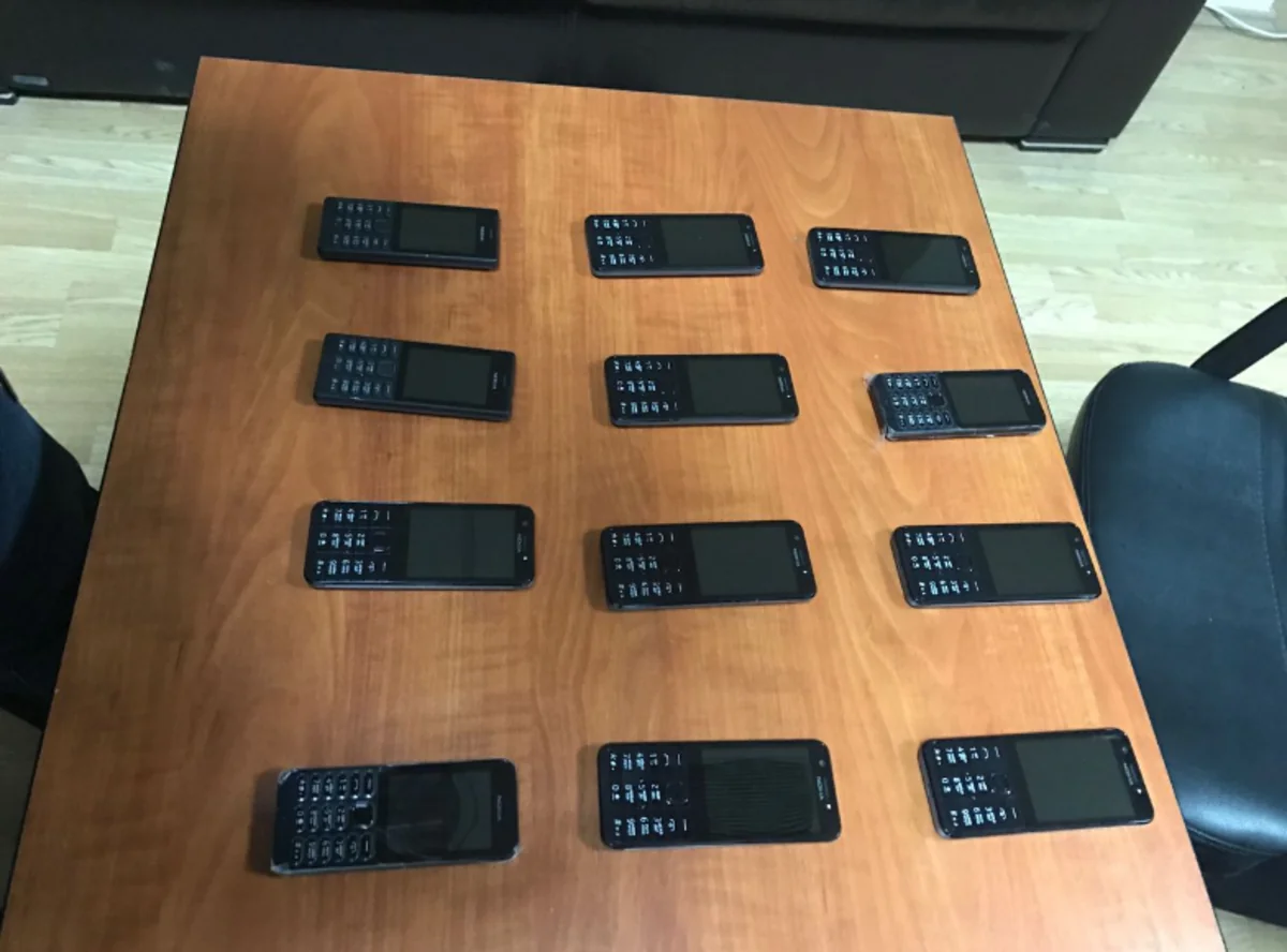 Azərbaycan gömrükçüləri 12 mobil telefon aşkar edib