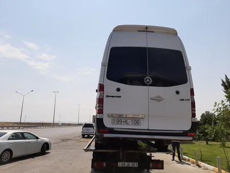 Polis yanan maşında olan xarici turistlərin həyatını xilas edib - VİDEO