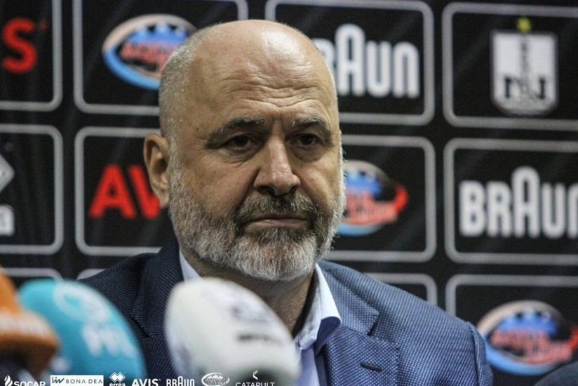 Neftçi baş məşqçisi ilə yollarını ayırıb