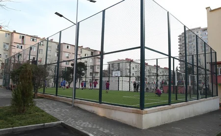 Leyla Əliyeva Bakıda abadlaşdırılan daha bir həyətin açılışını edib, ağac əkib